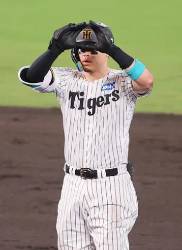 阪神】MVP最有力・佐藤輝明が弾丸ライナー二塁打で沸かす 優勝かかる試合で役者ぶり発揮（日刊スポーツ）
