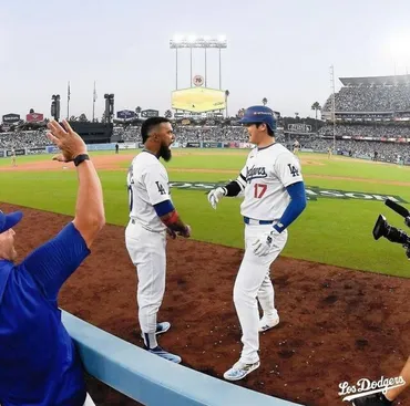 大谷翔平 テオスカーにバックハグのほっこりシーン 第１戦殊勲の２人「大谷テオスカーチーム」「早く契約延長して」/大リーグ/デイリースポーツ online