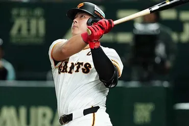 巨人・岡本和真が豪快弾…CS3戦目で初の先制 左翼席へのチーム1号に東京D熱狂 