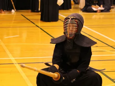 蹲踞(そんきょ)って何？起源、武道、健康効果まで徹底解説！蹲踞の基本と現代生活への応用