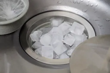 キッチン排水口のイヤ～なにおい】は、外出前に「氷」を入れたら予防できる！ 