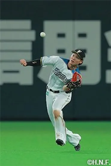 西川遥輝選手が「第46回三井ゴールデン・グラブ賞」（外野手部門）を受賞 
