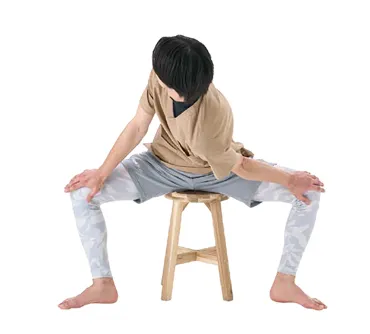 日常の歩き方にも影響する内もも。しっかりケアすれば姿勢が良くなる?/1日1分セルフケア(4)