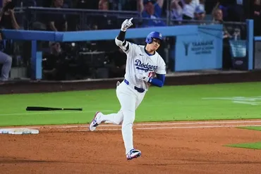 大谷翔平、52号逆転3ラン→ベンチで感動の光景 引退カーショーと交わした゛笑顔のハグ゛（Full