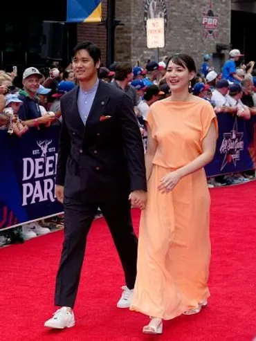 大谷、妻と手をつなぎショー登場 「桃色を妻が選んだ」、自身は紺：山陽新聞デジタル