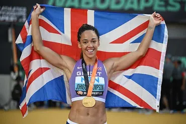 女子七種競技は壮絶なフィナーレ 倒れ込んだ2位米選手を1位英選手が労う、海外称賛「この写真大好き」【世界陸上】 