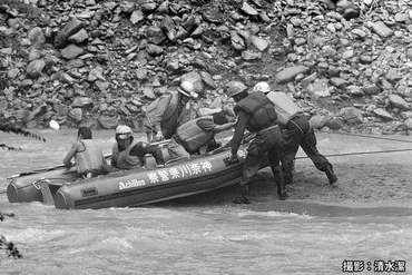 命綱を付けた隊員が濁流に…13人が命を落とした99年「玄倉川水難事故」 警察・管理事務所・地元消防団はどう動いたのか（デイリー新潮） 