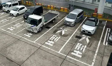 大型駐車枠に乗用車 一方で乗用車枠にトラックも