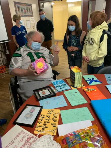 異なる世代と交流することで幸福度が高まる？世代間交流の重要性 