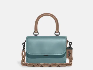 コーチ新作「ローグ トップ ハンドル」、レザーチェーンストラップ付き3WAYバッグ 