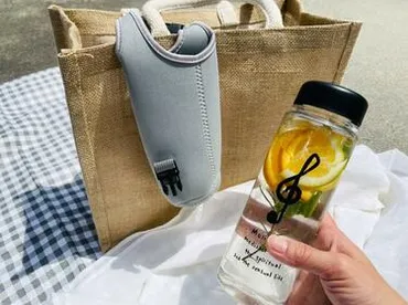 最強タッグで220円！」セリアのドリンクボトル＆2WAYホルダー「おしゃれなマイ携行ボトルに」 ホットもアイスもOKなのがうれしいボトル！しかも食洗機にも対応なんです。  