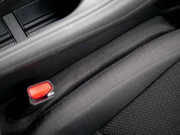 セリアカー用品『隙間埋めクッション』の魅力とは？(110円で車内快適化？)セリアの隙間埋めクッションで車内整理！効果と使い方を徹底解説