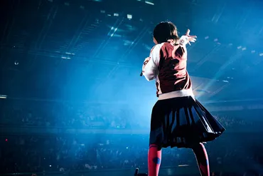 新しい学校のリーダーズ 初アリーナワンマン。「オトナブルー」で大ブレイク中の彼女たちが魅せるエンタメ要素満載のライブ