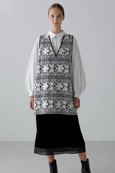 ADORE(アドーア) ブラウスコレクション：大人の女性を魅了するブラウスとは？洗練されたデザインと高品質な素材で魅せる、ADOREブラウスの世界