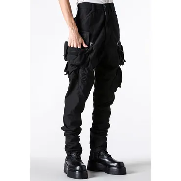 サテンシリーズとカーゴパンツ徹底解説！ブランドの最新コレクションは？洗練されたサテン素材と、機能的なカーゴパンツの世界