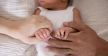 Dream Ami、第1子男児を出産 夫「テラハ」゛半さん゛と赤ちゃんの手を握る親子3ショットを初公開(1/2)