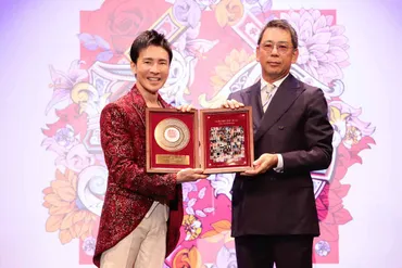 郷ひろみ、「2億4千万の瞳」やデビュー曲「男の子女の子」も披露