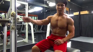 ハマカーン浜谷の筋肉はすごい？筋肉芸人が魅せる肉体美の秘密とは？筋肉芸人・浜谷健司、その肉体美の秘密