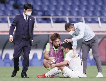 写真】泣きじゃくって頭ポンポンされる久保建英:中日スポーツ・東京中日スポーツ