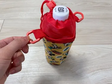 セリア】「ペットボトルカバー」がおしゃれでかわいすぎる！ ディズニー・カラビナ・肩掛けデザイン＆保冷保温効果も 