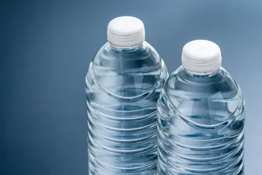 ペットボトル飲料」を買うのをやめると、5年でいくら貯まる?「水筒持参」の場合と比較!