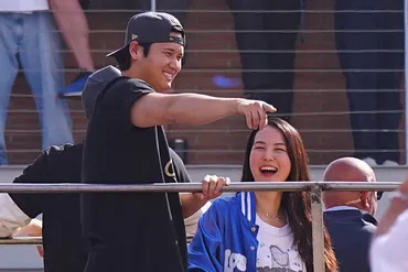 大谷翔平選手と真美子夫人のドジャース優勝パレード！夫婦愛とファッションに注目？大谷翔平選手と真美子夫人の愛溢れるドジャース優勝パレード