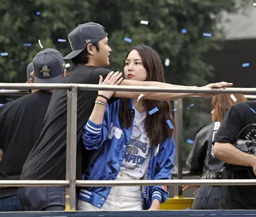 大谷夫妻とベッツ夫妻が仲良く談笑 記念撮影待つ間に壇上で 真美子夫人が大笑いするシーンも/大リーグ/デイリースポーツ online