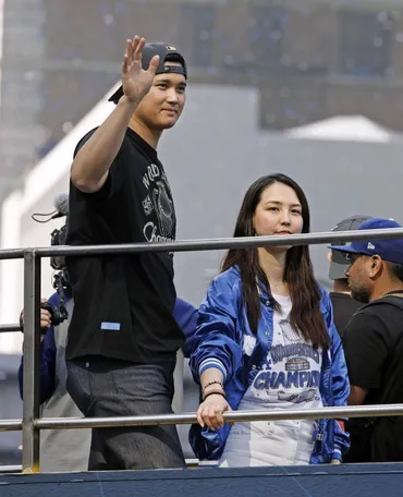 大谷夫妻とベッツ夫妻が仲良く談笑 記念撮影待つ間に壇上で 真美子夫人が大笑いするシーンも/大リーグ/デイリースポーツ online