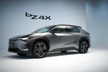 トヨタ初のBEV「bZ4X」が「KINTO専用車」として登場した合理的理由