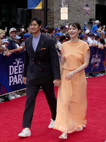 大谷翔平が真美子夫人とレッドカーペットに登場  トップバッターの大役務める「きょうは妻の色に合わせて」手をつなぎ気遣うシーンも/大リーグ/デイリースポーツ online
