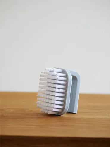 100円ショップSeria】100円ブラシで汚れがちな網戸を掃除する。