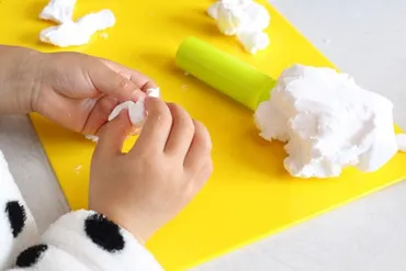 指先の感覚を養う粘土遊び 