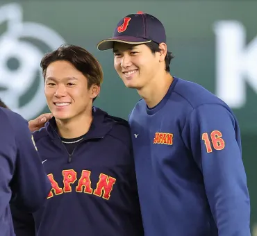 3月のWBCで2ショット写真に応じる大谷（右）と山本 