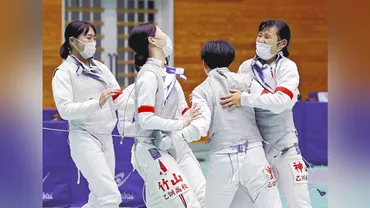 インターハイ:アタックしのぎひとつき突きで決めた曽根…フェンシング女子団体で乙訓が初優勝 : 読売新聞