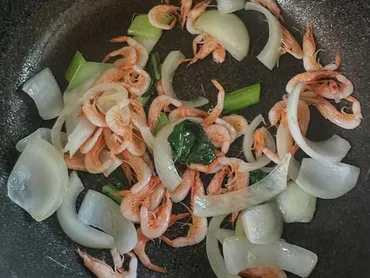 丸山桂里奈 2歳娘への手料理披露！大好物の゛手羽先゛も登場 トランポリン＆自宅プールで元気いっぱいに遊ぶ姿も 