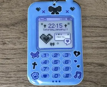 平成一桁生まれが即買い！セリアの「ガラケーの形のパスケース」がカワイイ！携帯で電車に乗ろう！ 100円ショップの平成レトロ感あるグッズを購入してレビューします  