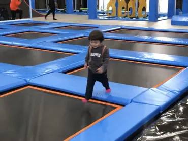 トランポリンパーク徹底比較！JUMPLABとジャングルジム、どっちが楽しい？冬休みはトランポリンで決まり！JUMPLAB鳴海店とジャングルジムの最新情報