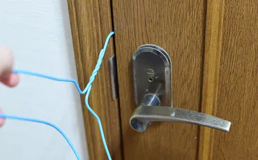 トイレのドアが開かない！鍵を外側や内側から開ける方法と、故障の原因を分析
