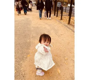 極楽とんぼ・山本圭壱、1歳愛娘のにこにこ散歩ショット公開