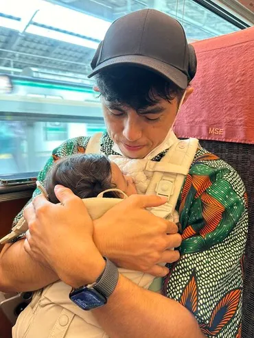 2ページ目)新米パパ・小島よしおが語る子育て「寝不足が続いてロケで笑えなくなって…休みを増やしてもらいました」