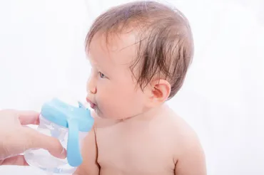 赤ちゃんのストロー飲みはいつから？ストローマグを使った練習方法や注意点を解説 