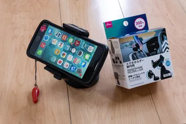 スマホホルダー 車内用】100均のダイソーで買えるスマホホルダー。300円でも十分な機能性!あなたの車にもいかが?