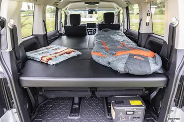 厚さ80ミリ！ 完全フラットで寝心地も抜群！ デリカD:5専用の車中泊ベッドキット 
