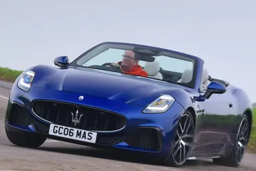 稀有な本格的「4シーター」 マセラティ・グランカブリオへ試乗 望めば不満なく速い550ps！ 