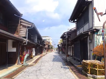 高岡金屋町の家並み（高岡市金屋町伝統的建造物群保存地区） 