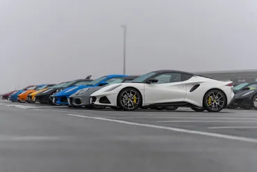 ロータス・エミーラとは？最後のガソリン車、デザイン、試乗レポートまで徹底解説！エミーラの魅力に迫る！ロータスの歴史、最新モデルのデザイン、試乗レビューを完全網羅