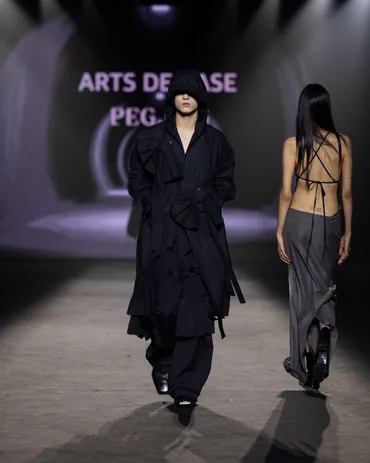 JO1 ⾦城碧海、ソウルファッションウィークでムード漂うランウェイデビュー! 河野純喜もブルーカーペットにサプライズ登場!