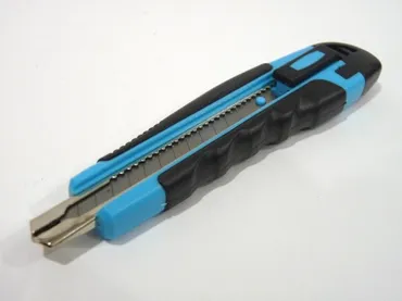 100円でもオートロック付き!ラバーグリップ・カッターナイフ、裏機能もあるよ @100均 セリア