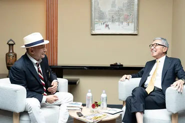 スペシャル対談・横山剣×村井邦彦》アルファミュージックの歴史と゛唯一無二の傑物゛プロデューサー・川添象郎氏の思い出「象 ちゃんは゛あっち側゛にいた」