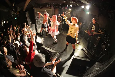 振り絞る言葉×ノイズ×パフォーマンス! 非常階段、QP